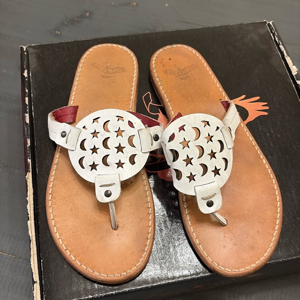 Freebird Sz 12 Women’s White Leather Cutout Toe-Post Sandals